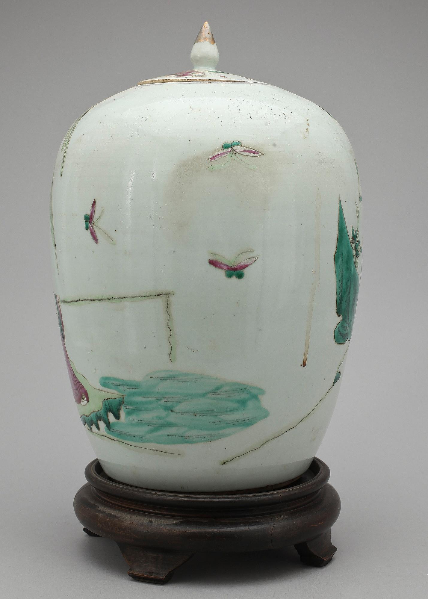 URNA med LOCK, porslin, Kina 1900-tal.