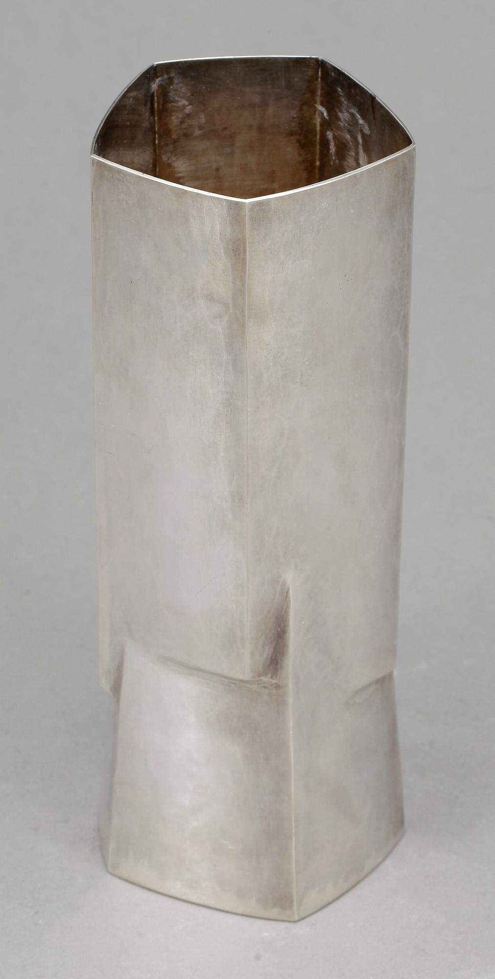 VAS, sterlingsilver, Ray Urban, Stockholm, 1985. Vikt ca 485 cm.