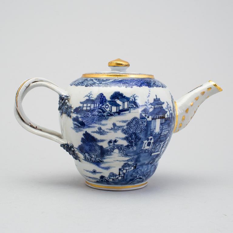 A Chinese export porcelain teapot and three dishes, circa 1800.