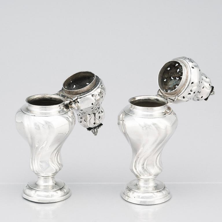 Samuel Zettersteen, kryddbössor, silver, ett par, Lidköping 1774. Rokoko.
