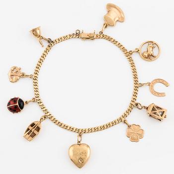 Bracelet 18K gold with charms.