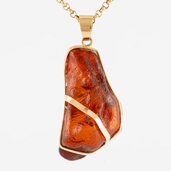 Pendant with chain 18K gold.