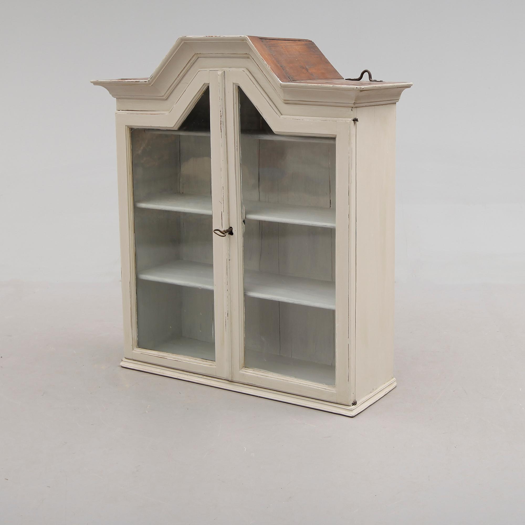 HÄNGSKÅP, allmoge, 1800-talets första hälft.