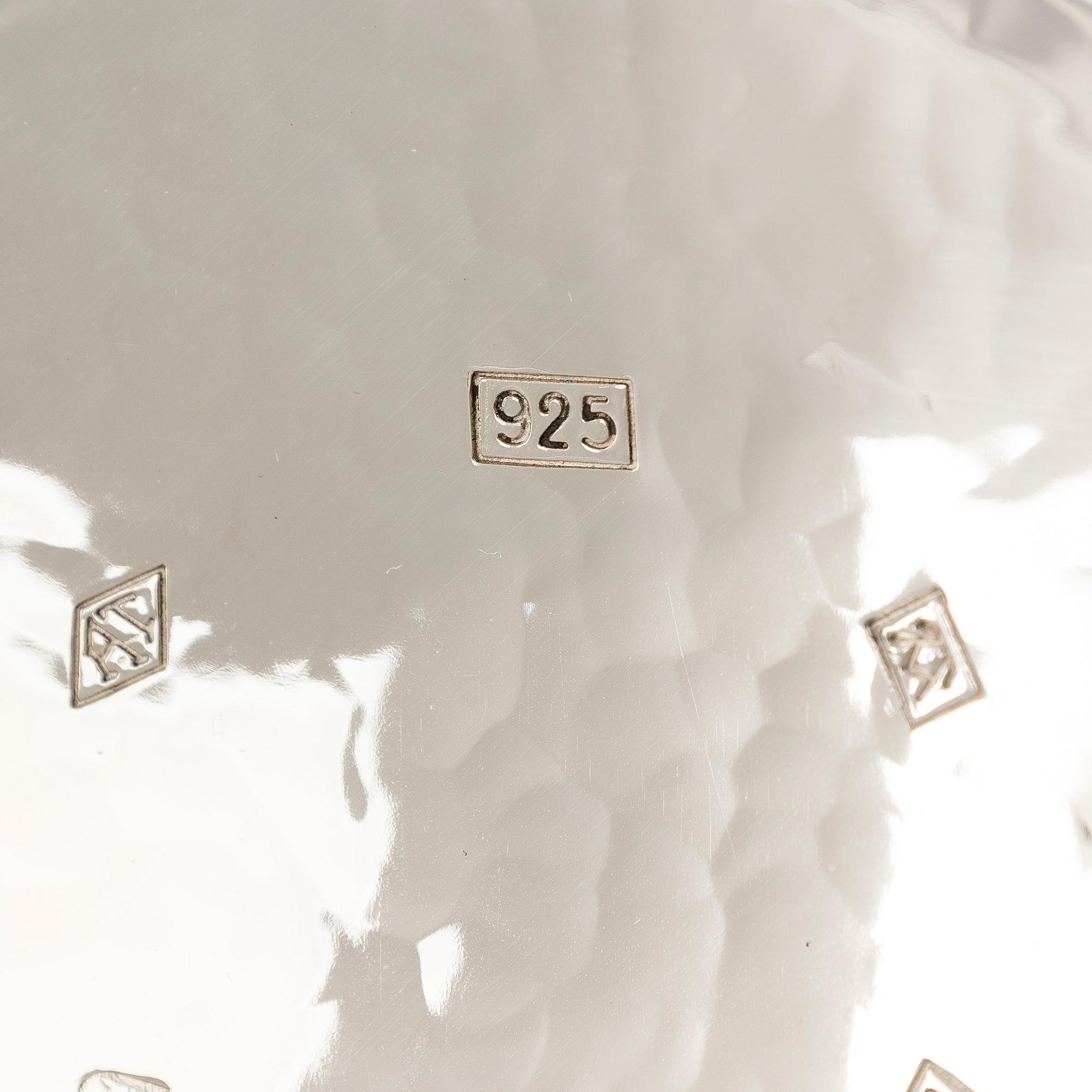 A. Tillander, malja, sterlinghopeaa ja emalia. Turku 2005.