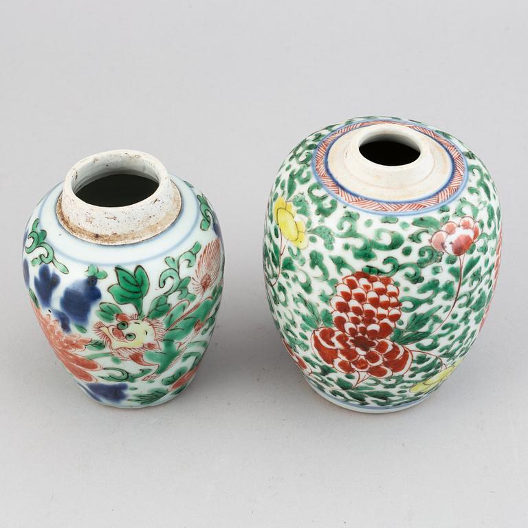 Two Transitional wucai jars, 17th Century.