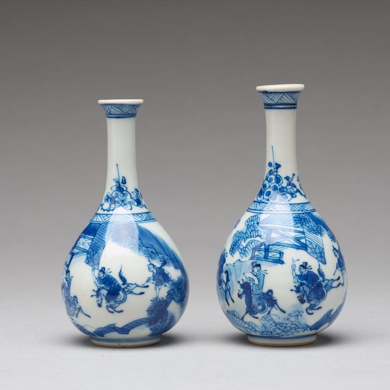 A pair of blue and white pear shaped vases, Qing dynasty, Kangxi (1662-1722).