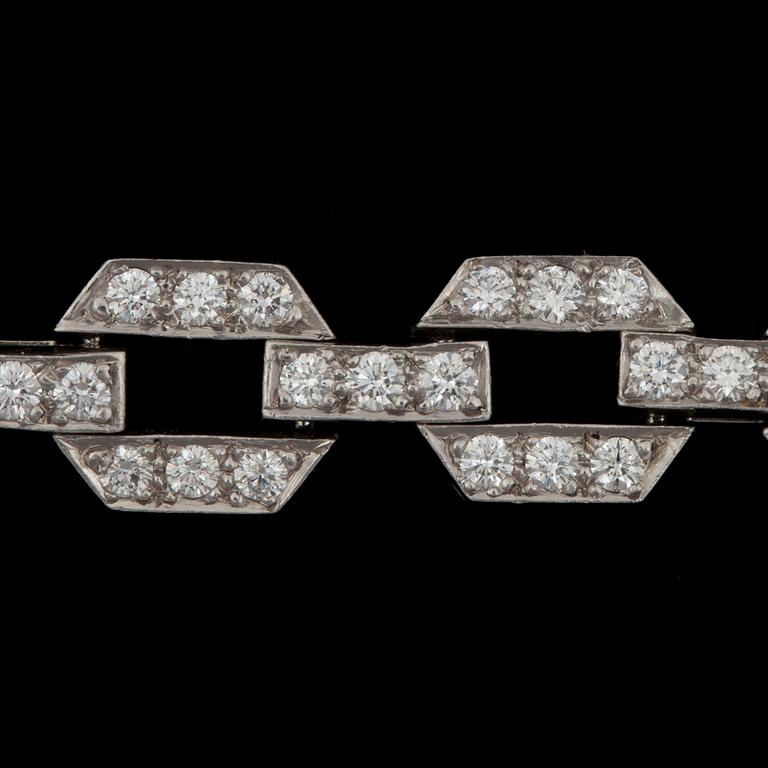 A Tiffany & Co circa 7.40 cts brilliant-cut diamond necklace.