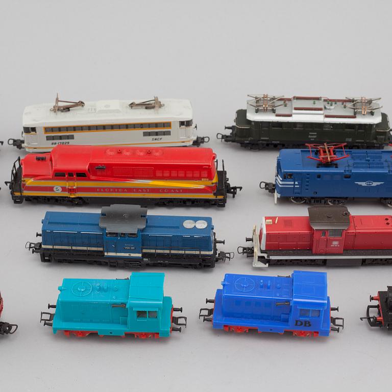 A collection of 34 model trains, Fleischmann among others, second half of the 20th century.