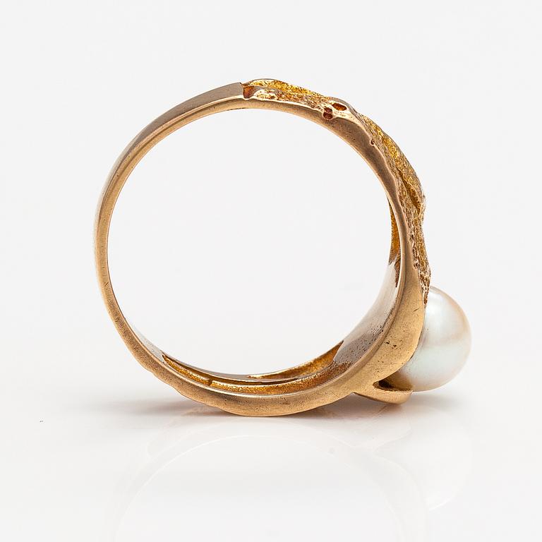 Björn Weckström, Sormus "Lapin kevät", 14K kultaa ja viljelty helmi. Lapponia 1967.