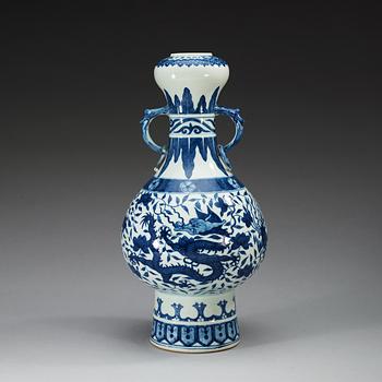A blue and white vase, late Qing dynasty, with Wanli´s six character mark.