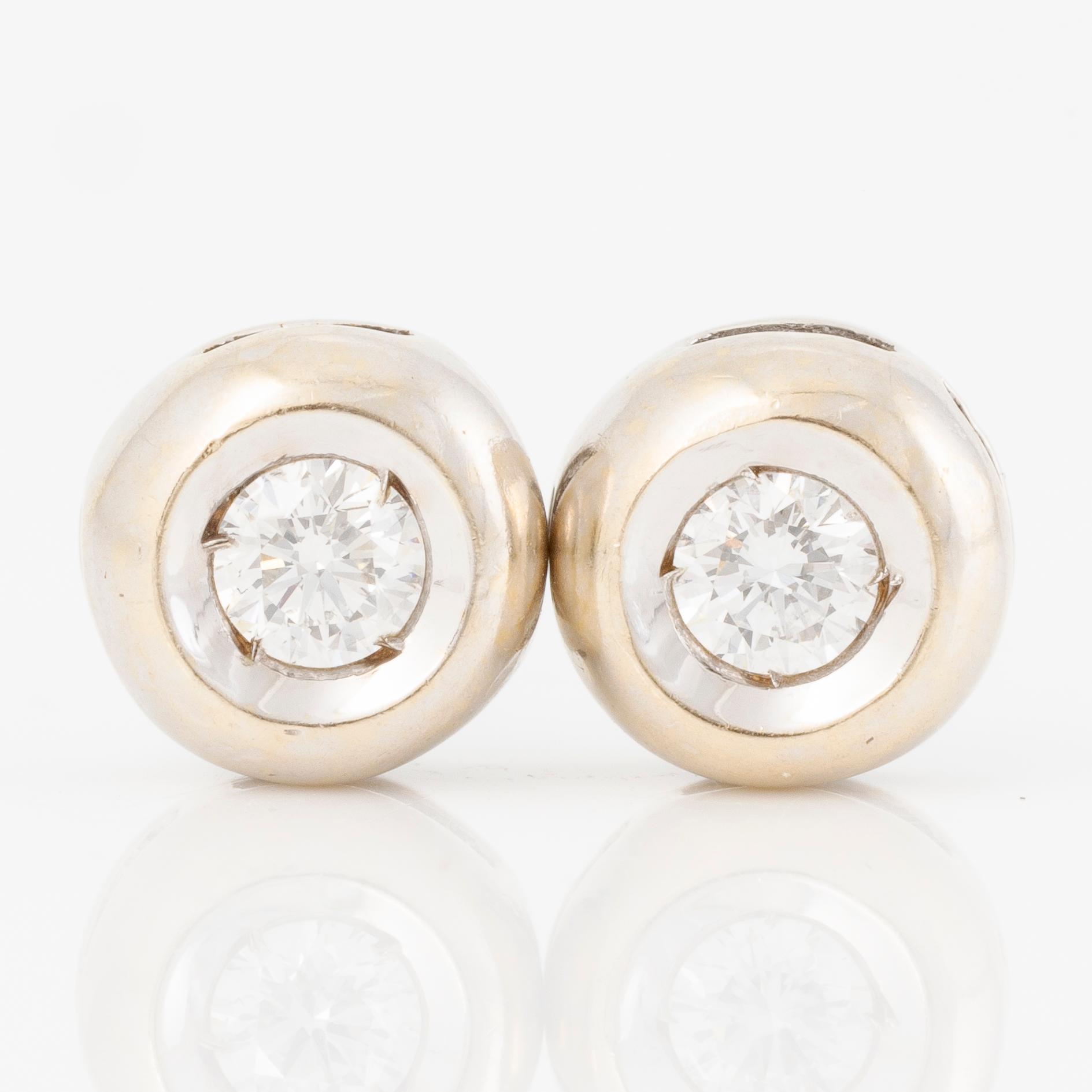 Earrings, a pair, 18K gold with brilliant-cut diamonds.