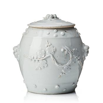 602. A white glazed jar with cover, Qing dynasty, Kangxi (1662-1722).