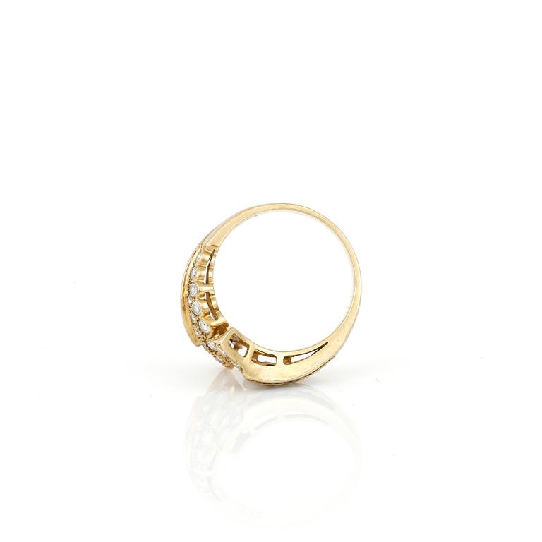 RING, 18K guld med briljantslipade diamanter, tot ca 0,73 ct och trappslipade safirer. Total vikt ca 5,10 g.