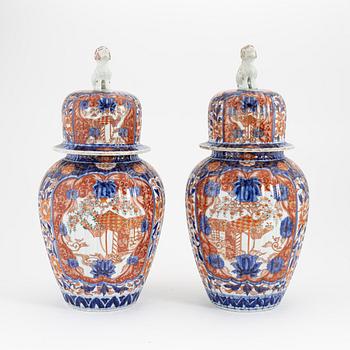 A fine pair of Japanese vases with cover, Meiji period (1868-1912).