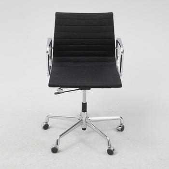 Charles and Ray Eames, skrivbordsstol, "EA 118", Vitra, formgiven 1958.