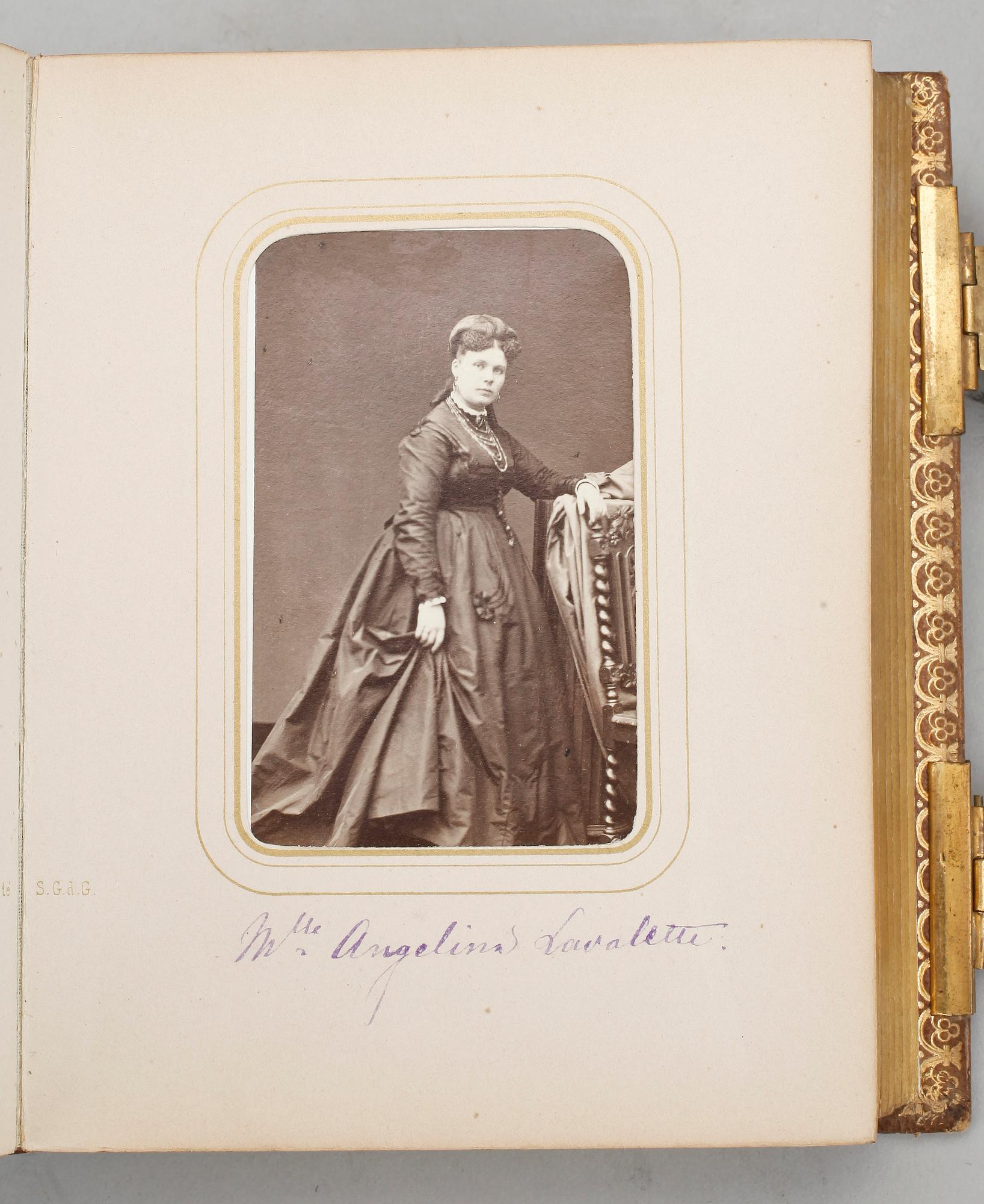 FOTOGRAFIALBUM FRÅN ANDRA KEJSARDÖMET, ca 50 bilder, bla Napoleon III och Christina Nilsson, Frankrike 1868-71.