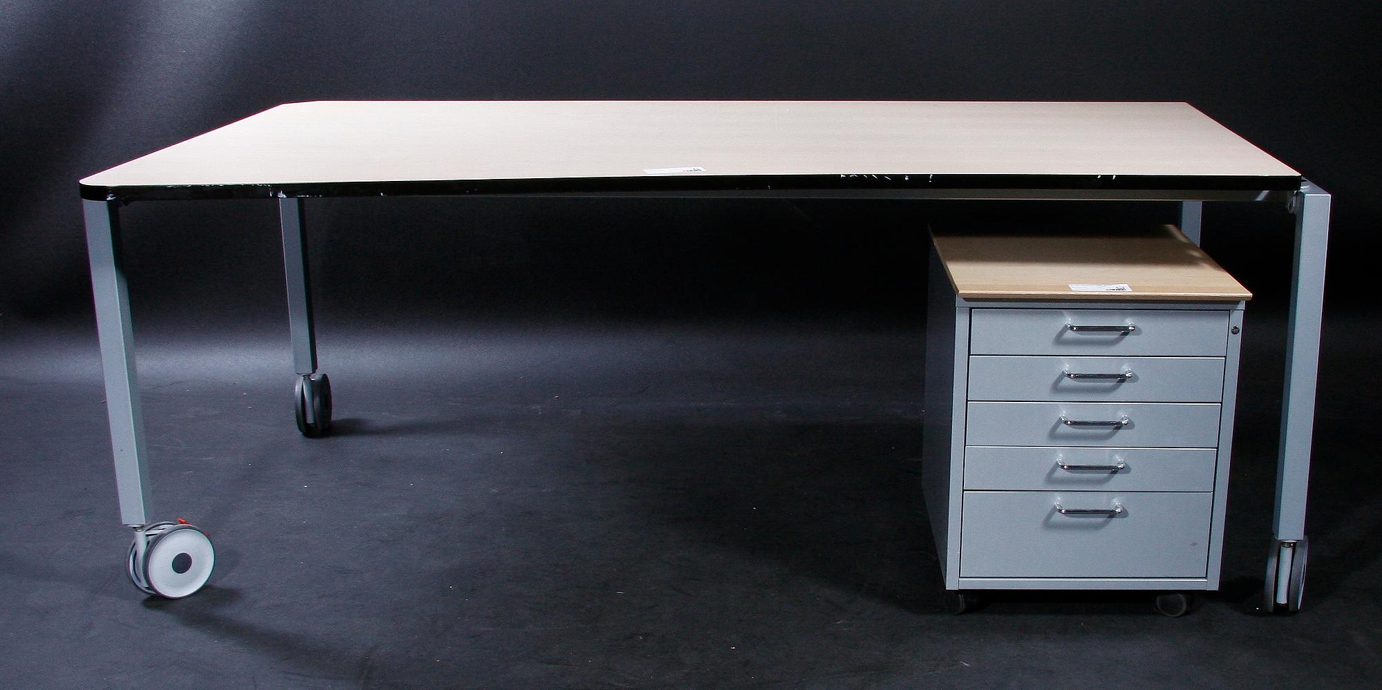 SKRIVBORD samt HURTS. Design: Vivero, Finland.