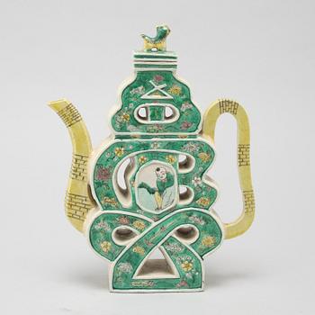 A porcelain wine ewer from China, Qing dynasty, 19th century.