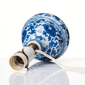 A blue and white vase, Qing dynasty, Kangxi (1662-1722).