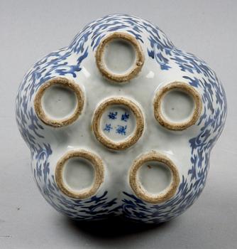 TULPANVAS, porslin. Kina Qingdynastin, 1800-tal.