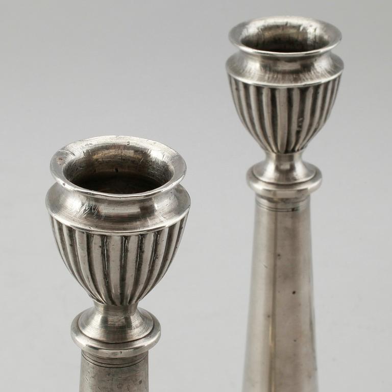 LJUSSTAKAR, 1 par, tenn, Sven Berglund, Malmö 1847.