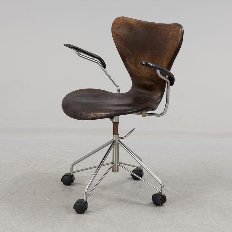 ARNE JACOBSEN, a dark brown leather "Sjuan" writing desk armchair from 1971 for Fritz Hansen, Denmark.