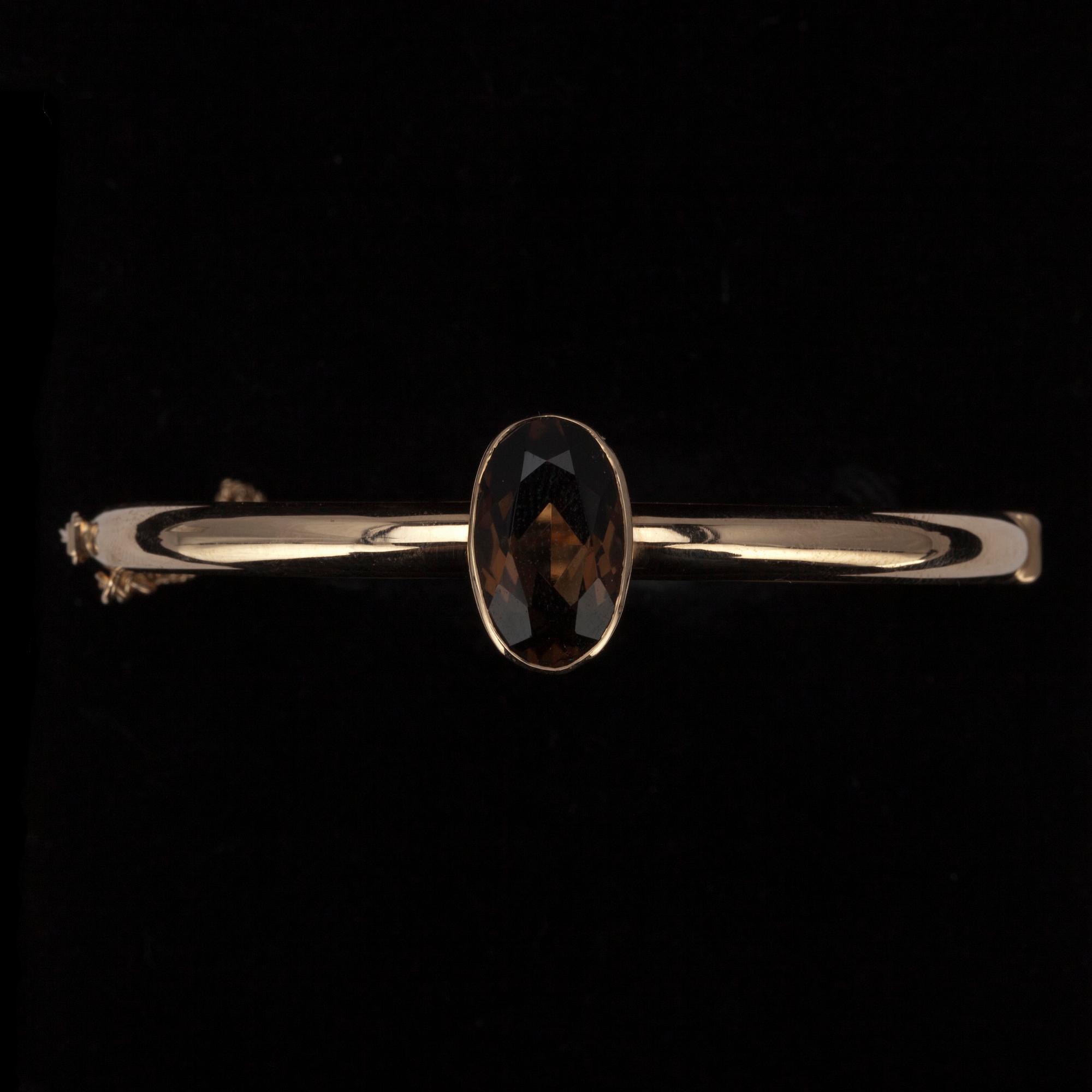 ARMRING, guld 14K med rökkvarts, Eero Rislakki, N. Westerback, Helsingfors 1975. Vikt 9,9 g.