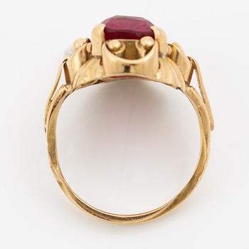 Ring 18K gold with synthetic red stone.