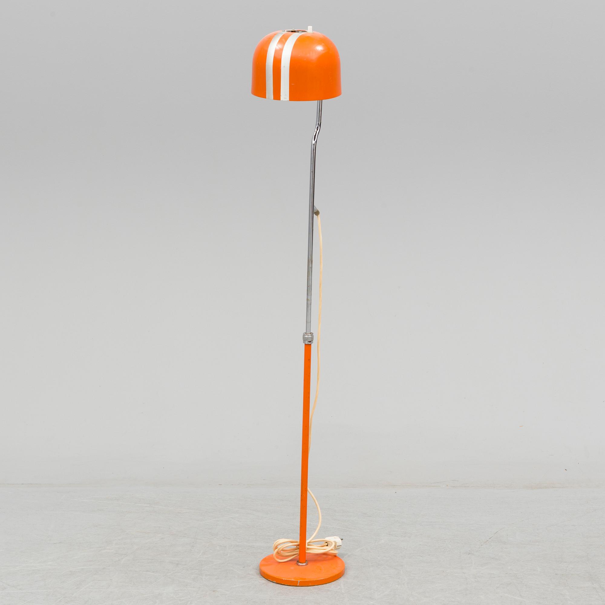 GOLVLAMPA, s.k. störtkrukan, metall, 1970-tal. Kosta.