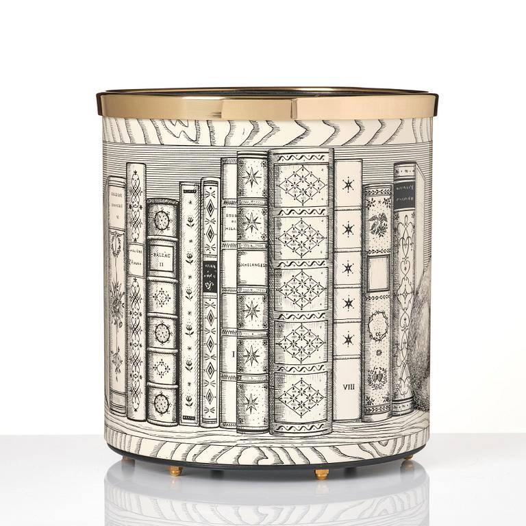 Piero Fornasetti, papperskorg ”Libri”, Fornasetti, Milano, Italien 2020.