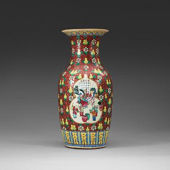 519. A famille rose vase, late Qing dynasty (1644-1912).