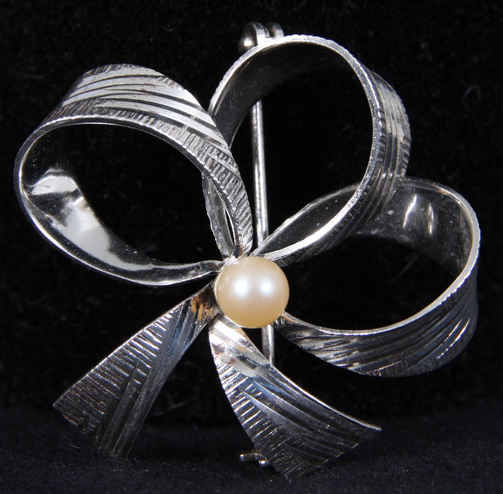 BROSCHER, 2 st samt HÄNGE, silver, bl a Wedgwood, 1900-tal.
