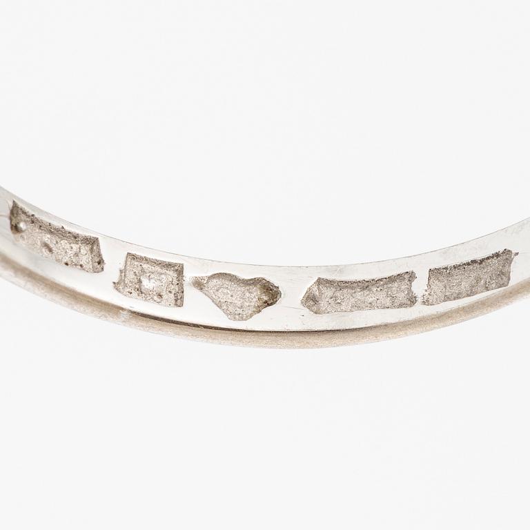 Ring 18K white gold set with round brilliant-cut diamonds.