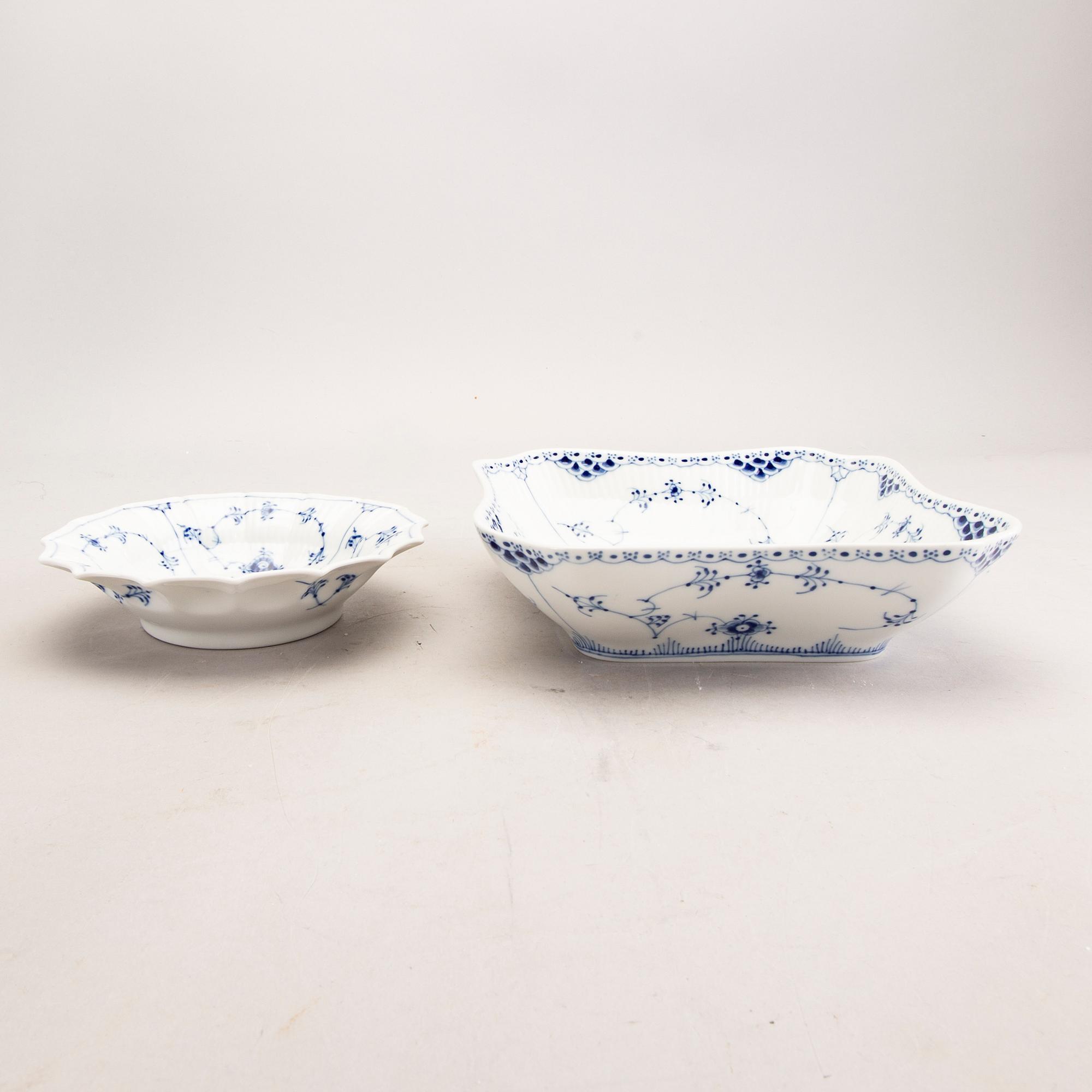 A Royal Copenhagen Muselmalet halvblonde 1940s 51 pcs porcelain dinner service.