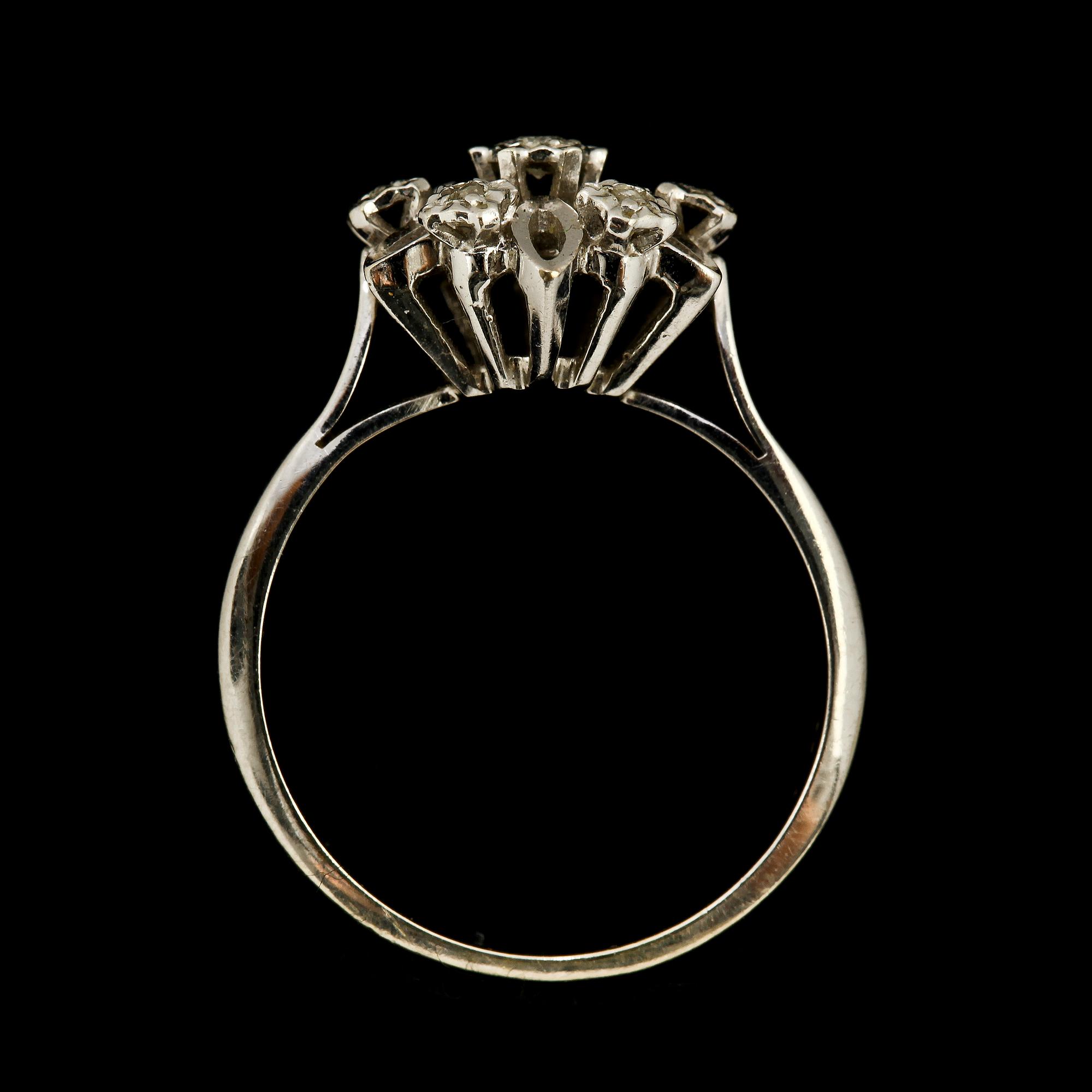 RINGAR, 2 st, 18k guld med diamanter, tot 0.25 ct. Vikt 6 g.
