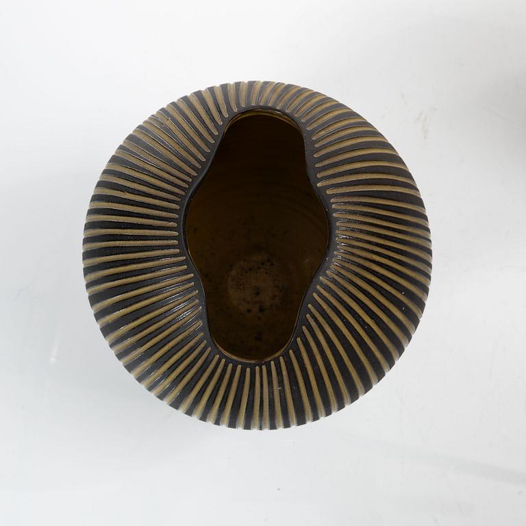 Upsala Ekeby, Ingrid Atterberg, vas, "Spiral" och Hjördis Oldfors, vas, "Kokos", lergods, Upsala-Ekeby.