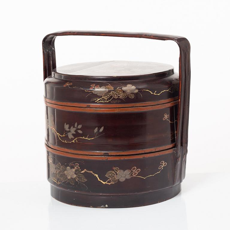 A Chinese lacquer food container, 20th century.