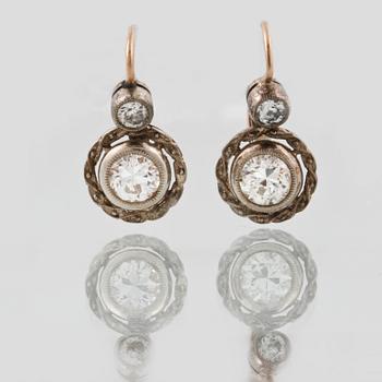 ÖRHÄNGEN, 14K guld och silver med 4 äldre briljantslipade diamanter. Vikt 4,4 gram.