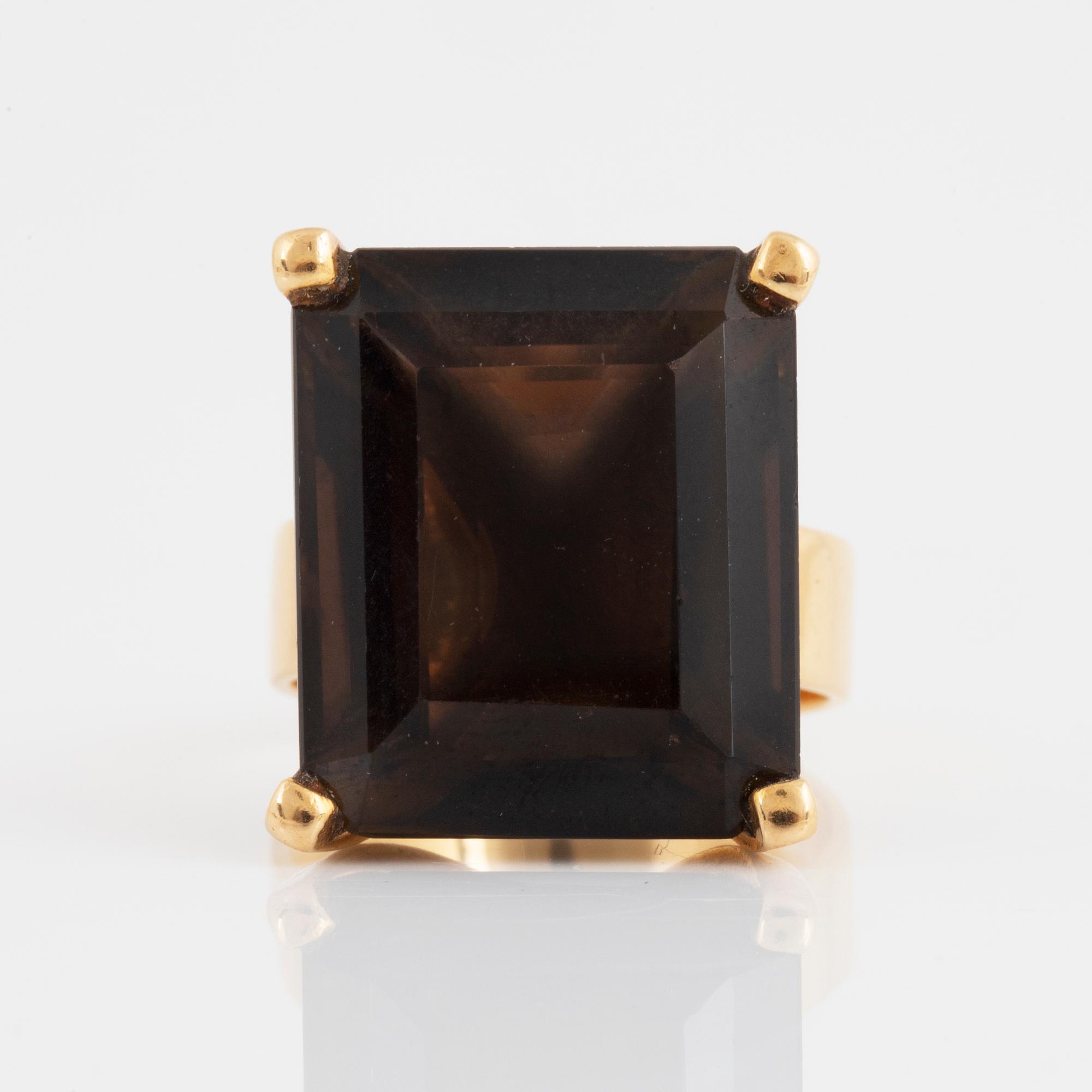18K gold and smoky quartz ring.