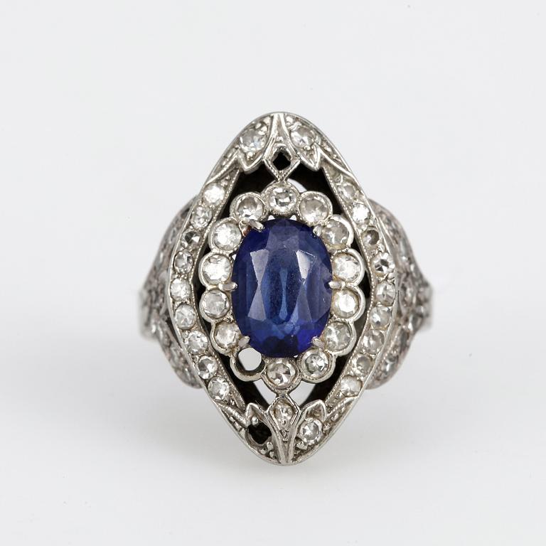 RING, 18k vitguld med safir och små diamanter, Sverige, 1946. Vikt 5,9g.