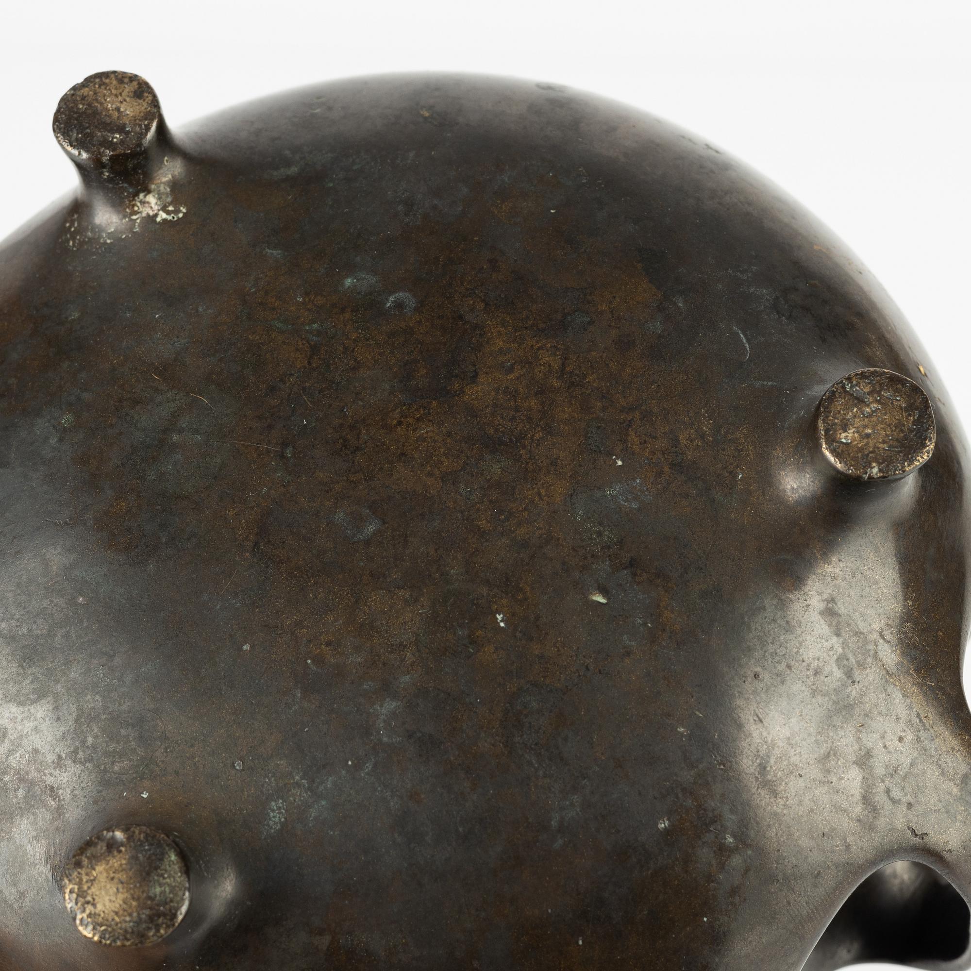 A tripod bronze censer, 19th Century.