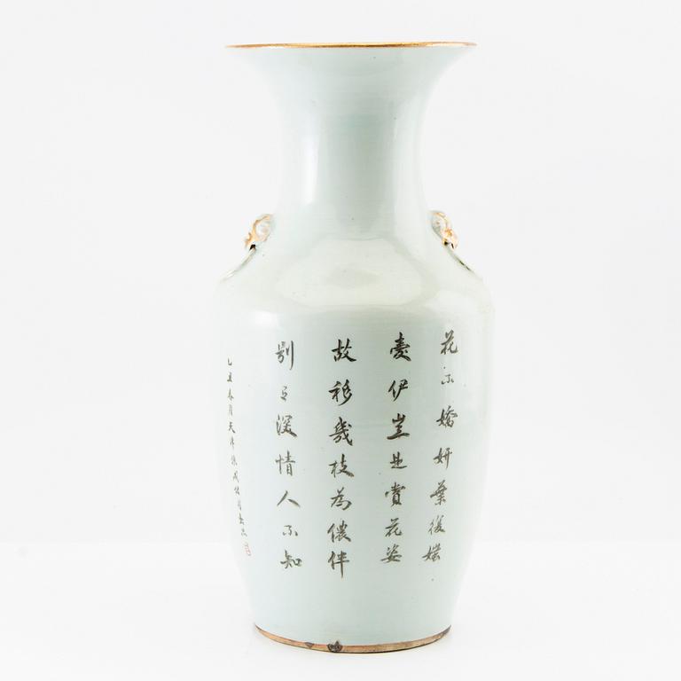 A Chinese vase, 20th century.