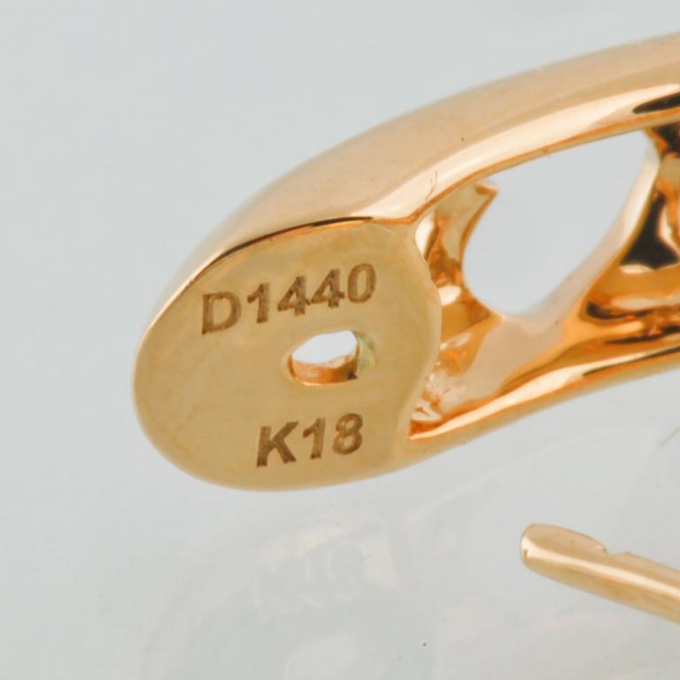 ÖRHÄNGEN, 18K guld med 56 briljantslipade diamanter, 1.44 ct.  Vikt 7,1 gram.