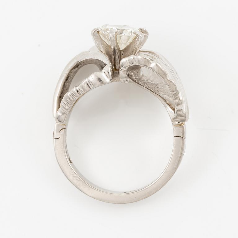 Ring, platina med briljantslipad diamant ca 1.50 ct.