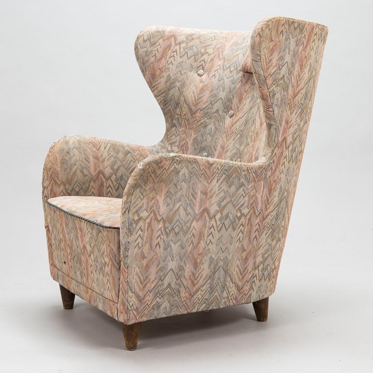 A mid-20th century armchair.