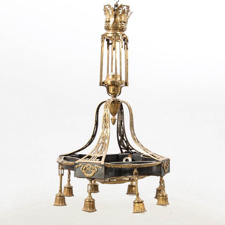 Taklampa Empire-stil omkring 1900.