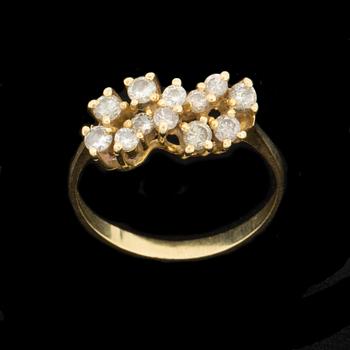 RING, 18 k guld med briljantslipade diamanter ca 0,36 ct. Vikt ca 2,5 g.