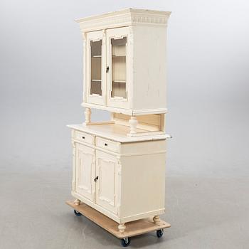 Vitrinskåp, 1900-talets första hälft.