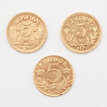 GULDMYNT, 3 st, fem kronor, 1881, 1886 samt 1920. Vikt ca 7 gram.