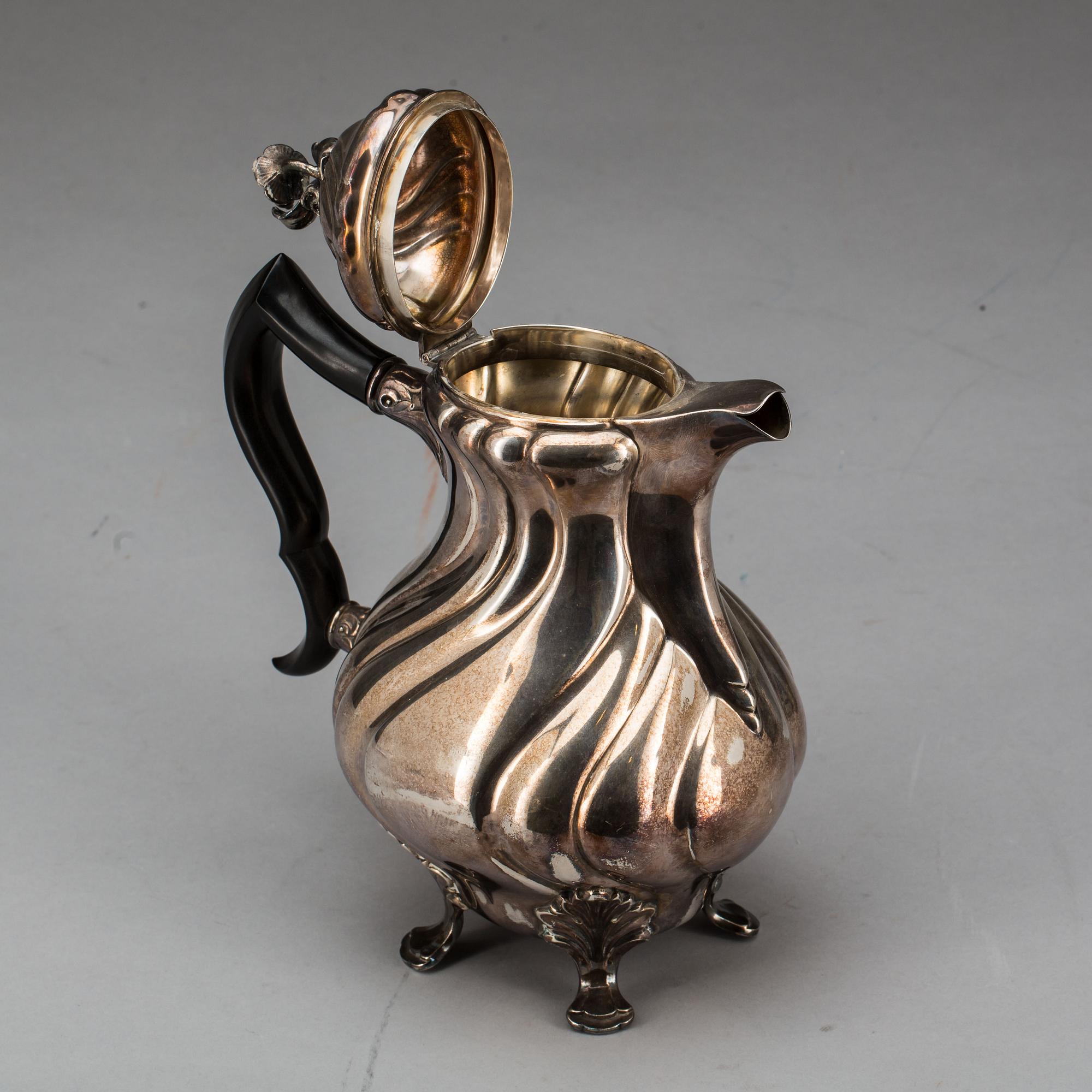 KAFFEKANNA, silver. Rokokostil. C.G Hallberg, Stockholm, 1956. Vikt ca 766g.
